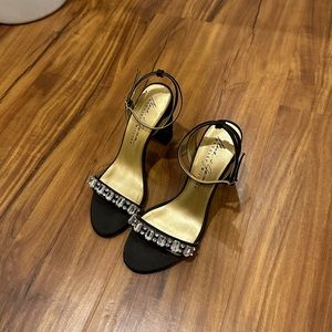 size 8 Badgley Mischka block heel
